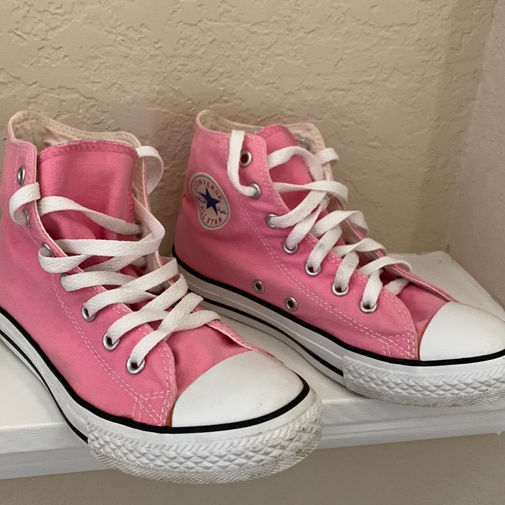 Pink converse all star great condition, like new!